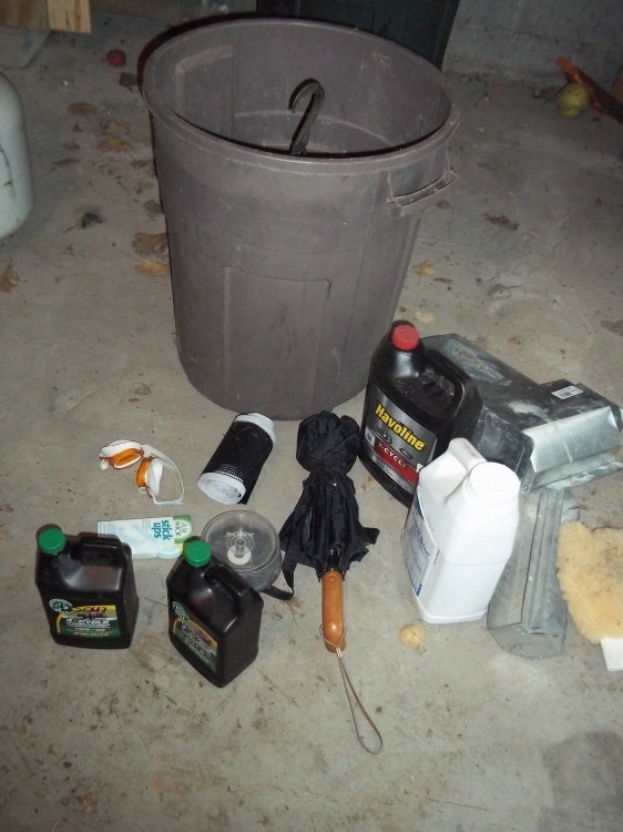 Garbage can with oil, umbrella and ext�