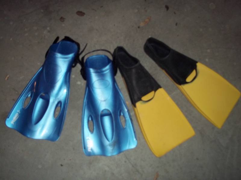 2 pair of swimming flippers