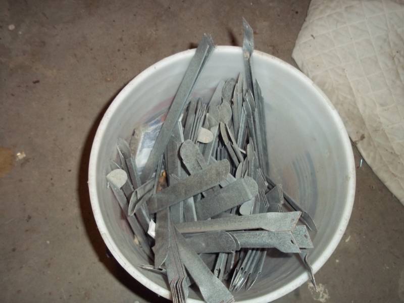 Pail of bracing straps