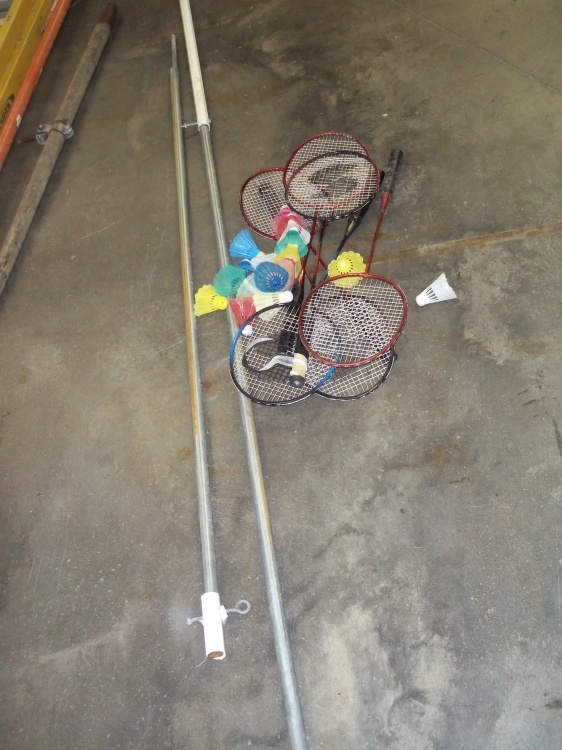 Badminton birdies 2 poles and 6 rackets