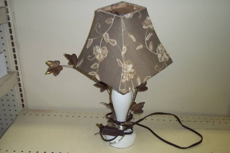 Lamp with wall dcor