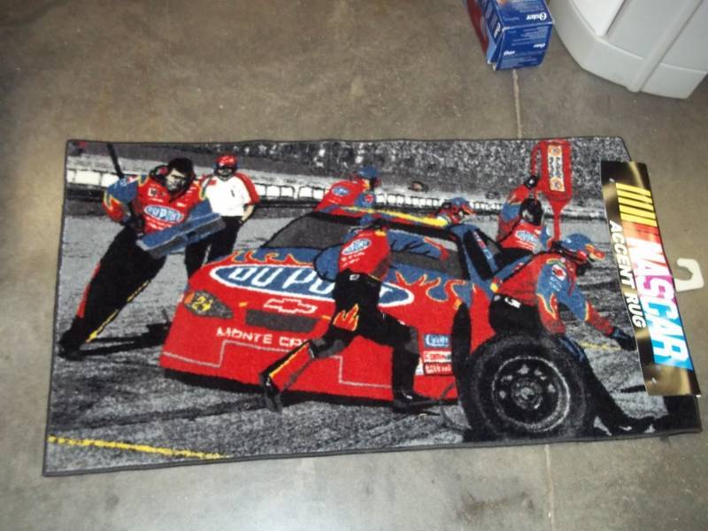 lot 23 image: Nascar Rug 26x46