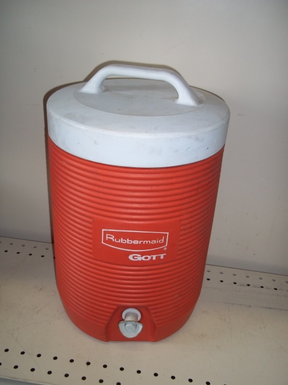 lot 30 image: Rubbermaid Cooler