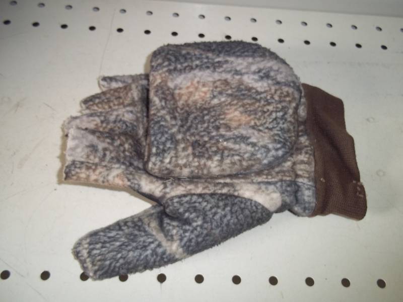 lot 35 image: HuntingShooting Mitten
