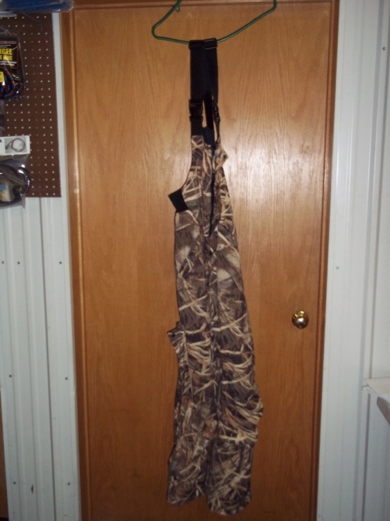 lot 46 image: Large Camo Insulated Bibs