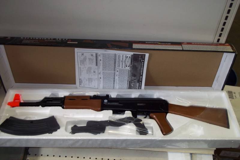 lot 56 image: Air Soft Gun - needs charger