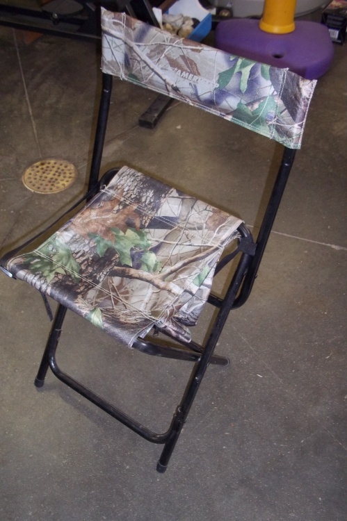lot 57 image: Folding Camo Hunting Chair