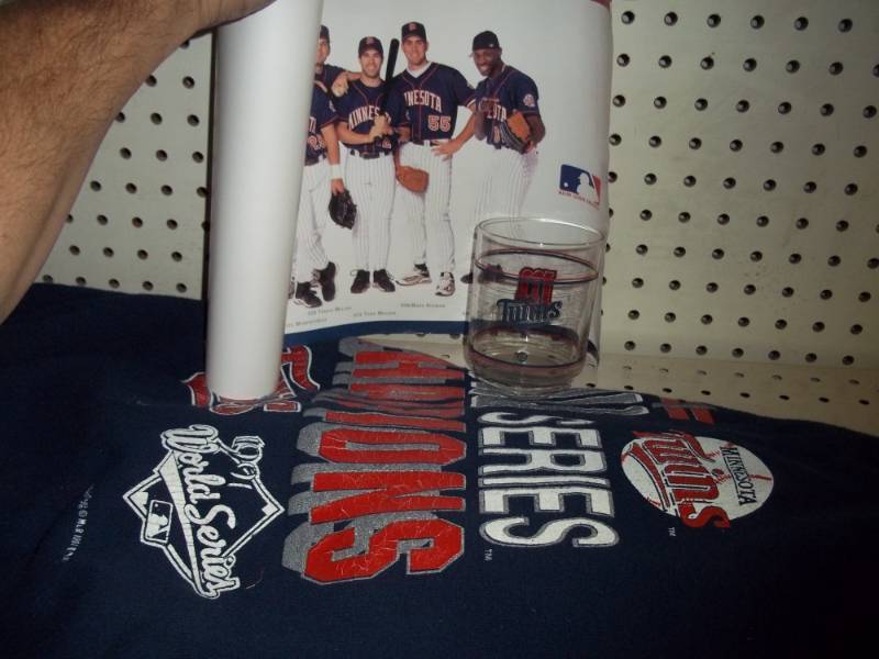 lot 70 image: Twins Sweatshirt XL, Banner and Glass