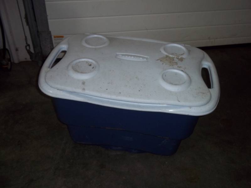 lot 74 image: Rubbermaid Blue Cooler