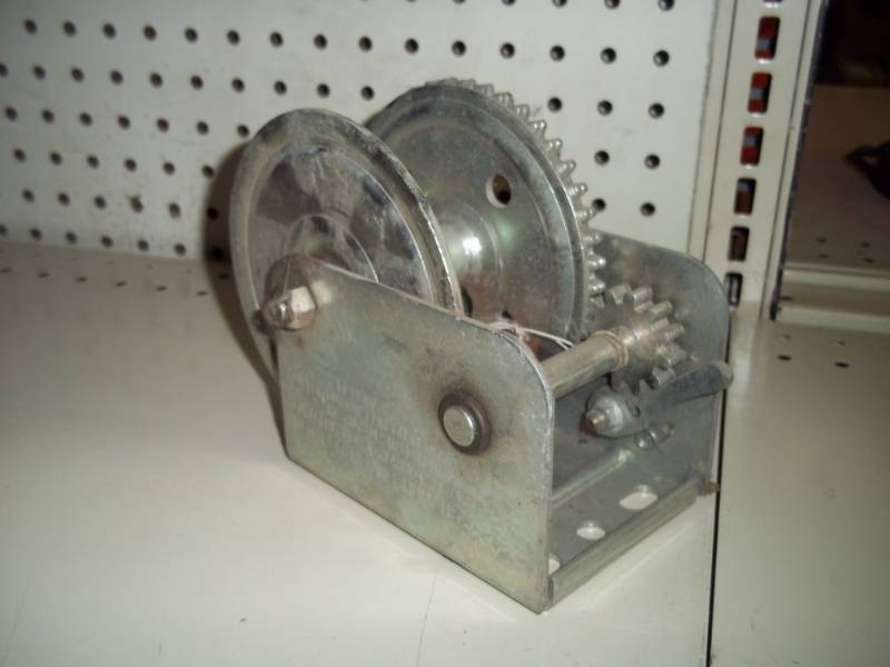 lot 82 image: Winch 1100 lb.  no handle