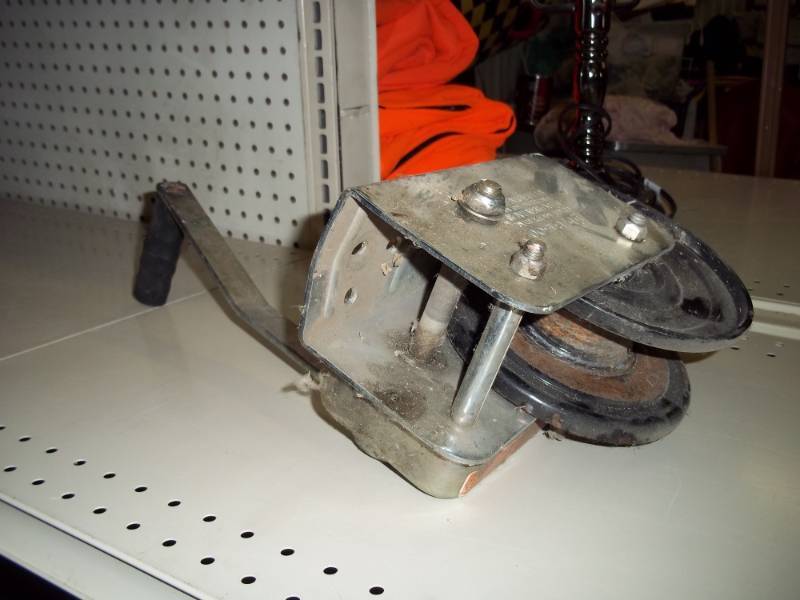 lot 83 image: 1500 lb winch with handle
