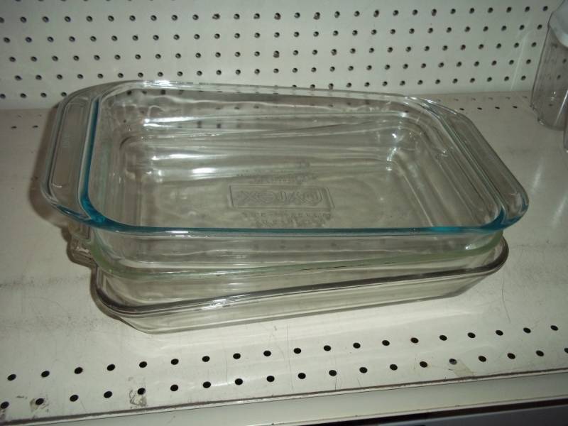 lot 97 image: Set of 3 Pyrex Baking Dishes