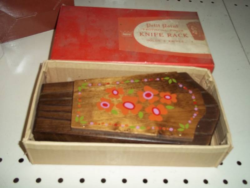 lot 101 image: Knife Rack with box