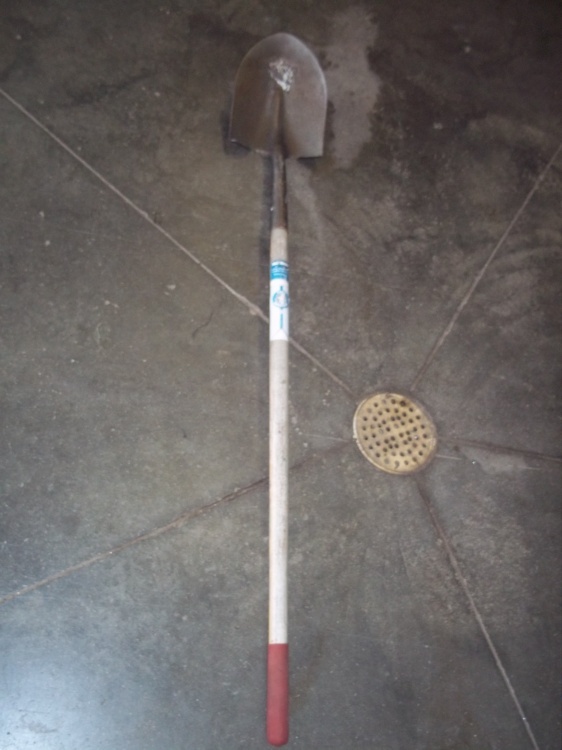 lot 125 image: Long Handle Pointed Shovel