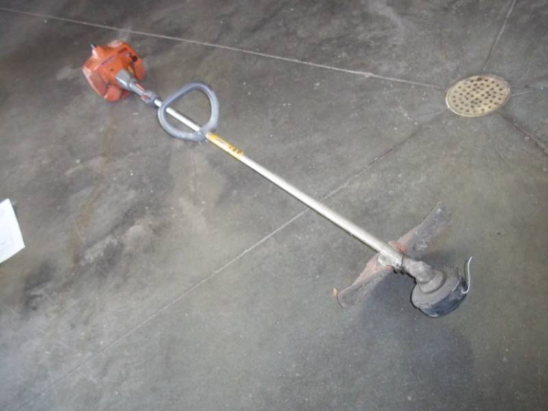 lot 132 image: Husavarna 123L String Trimmer  Tested & works