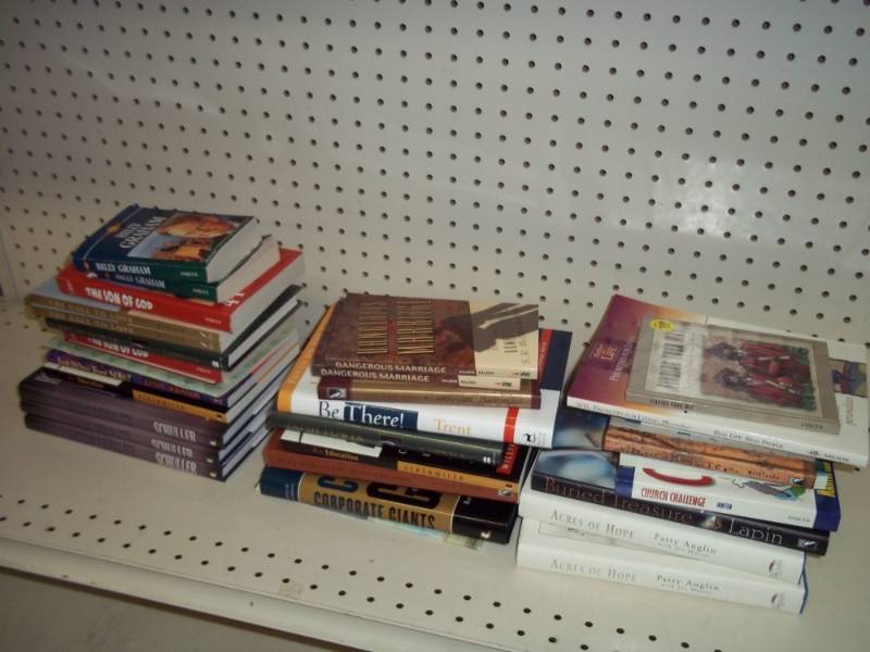 lot 184 image: box of books
