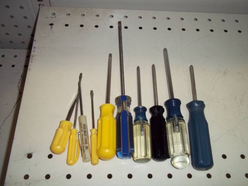 lot 194 image: 10 screw drivers