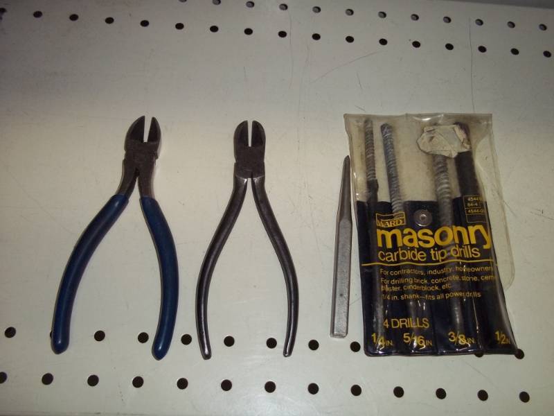lot 196 image: 2 wire cutters and drill bits