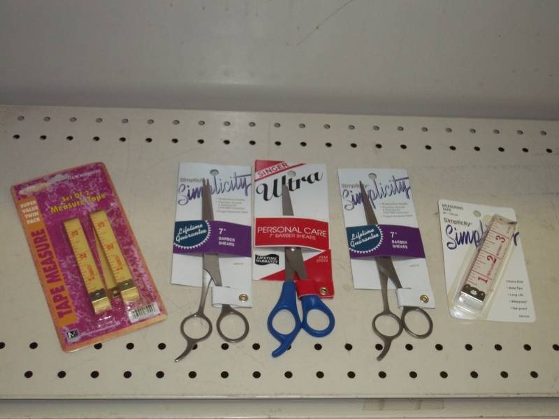 lot 200 image: 3 scissors and 2 packages of measuring tapes