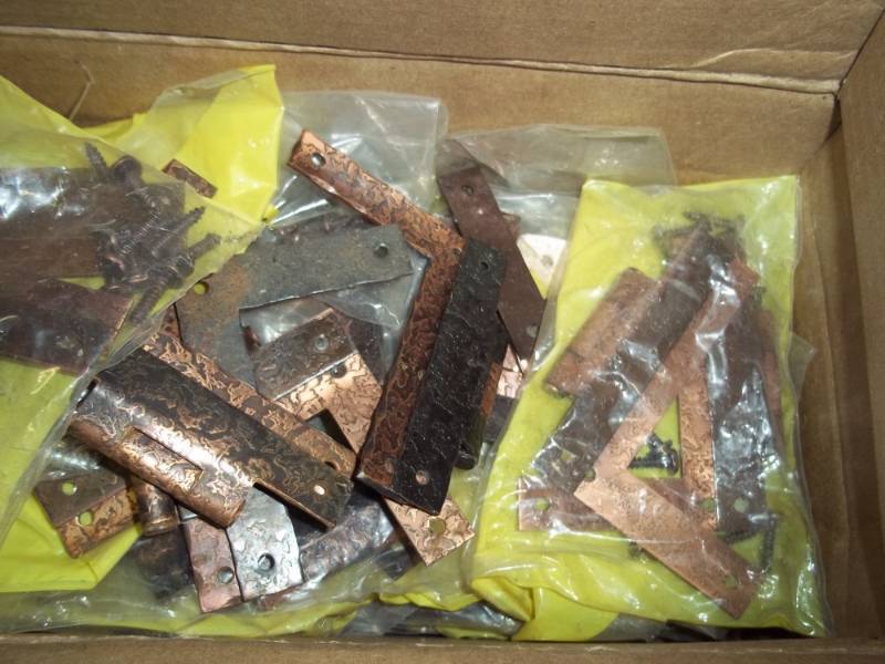 lot 212 image: Box of hinges