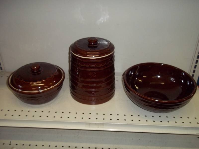lot 214 image: Bowl, cookie jar and cover bowl