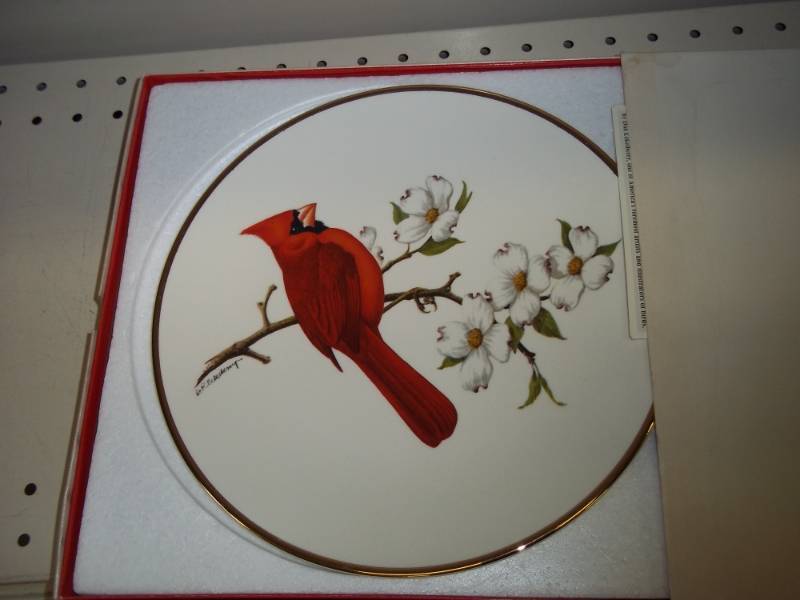 lot 226 image: Collector Plate Avon Cardinal