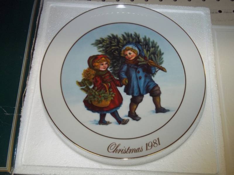 lot 227 image: Collector Plate Sharing the Christmas Spirit 1981
