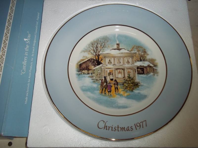 lot 228 image: Collector Plate Avon Christmas plate 1977 Carolers in the snow