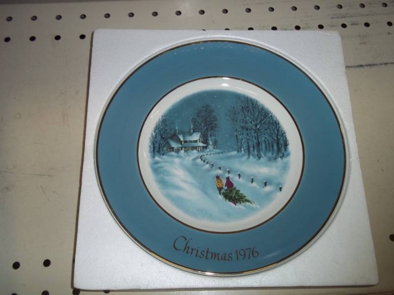 lot 229 image: Collector Plate 1976 Bringing home the tree plate