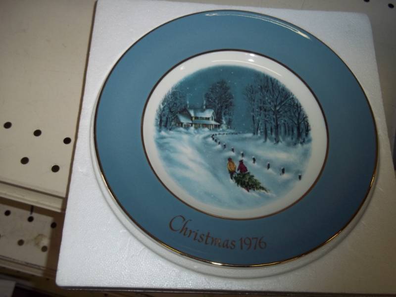 lot 230 image: Collector Plate 1976 Bringing home the tree plate