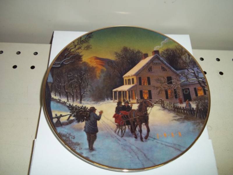 lot 231 image: Collector Plate Avon 1988 Christmas plate Home for the Holidays