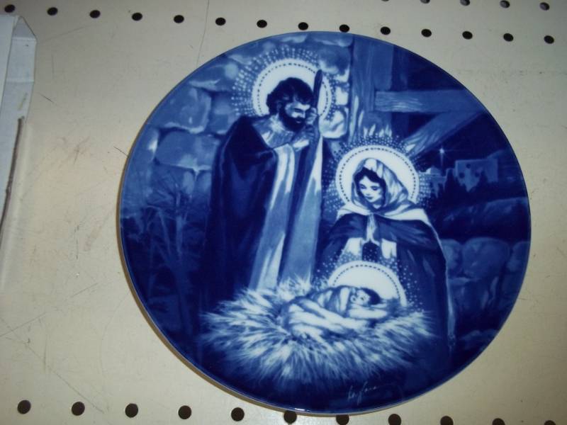 lot 232 image: Collector Plate Avon The Holy Family