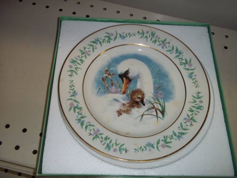 lot 233 image: Collector Plate Avon Gentle Moments