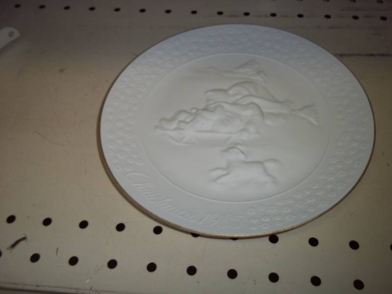 lot 234 image: Collector Plate Avon A Childs Christmas 1985
