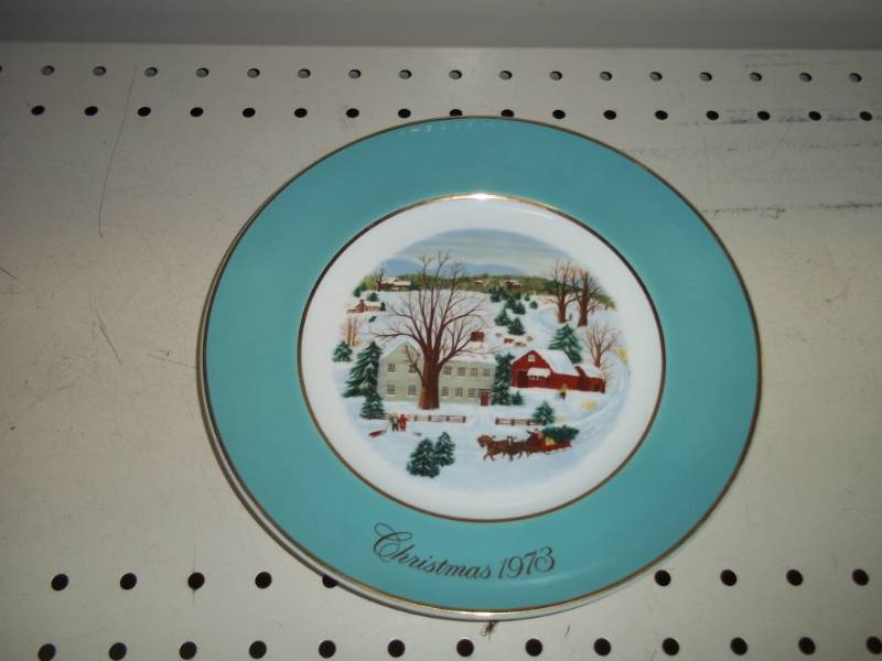 lot 235 image: Collector Plate Christmas 1973  with no box