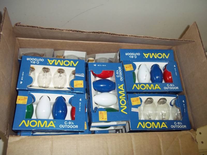 lot 289 image: Box of old style Christmas lights