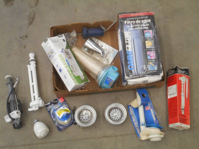 lot 37 image: Box Of Assorted Plumbing Accessorie...