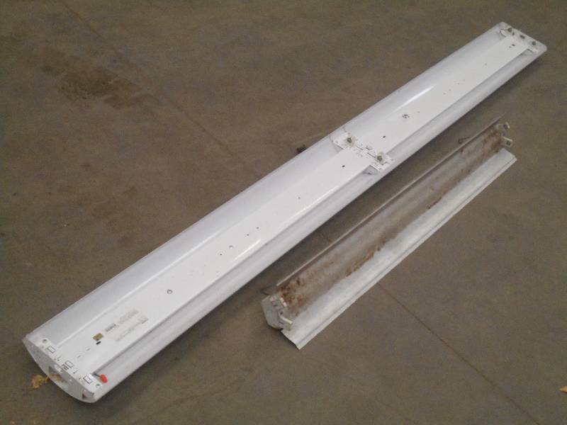 lot 60 image: (1) 4 & (1) 8 Flourescent Lights ...
