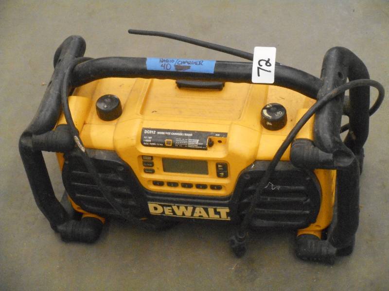 lot 72 image: DeWalt 120Vol Jobsite Radio ...