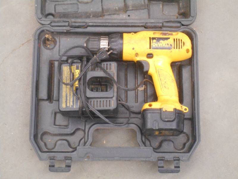 lot 74 image: DeWalt 12Volt 38 Cordless Drill S...