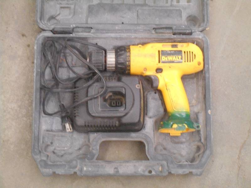 lot 75 image: DeWalt 12Volt 38 Cordless Drill S...