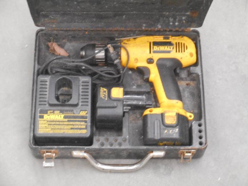 lot 76 image: DeWalt 12Volt 38 Cordless Drill S...