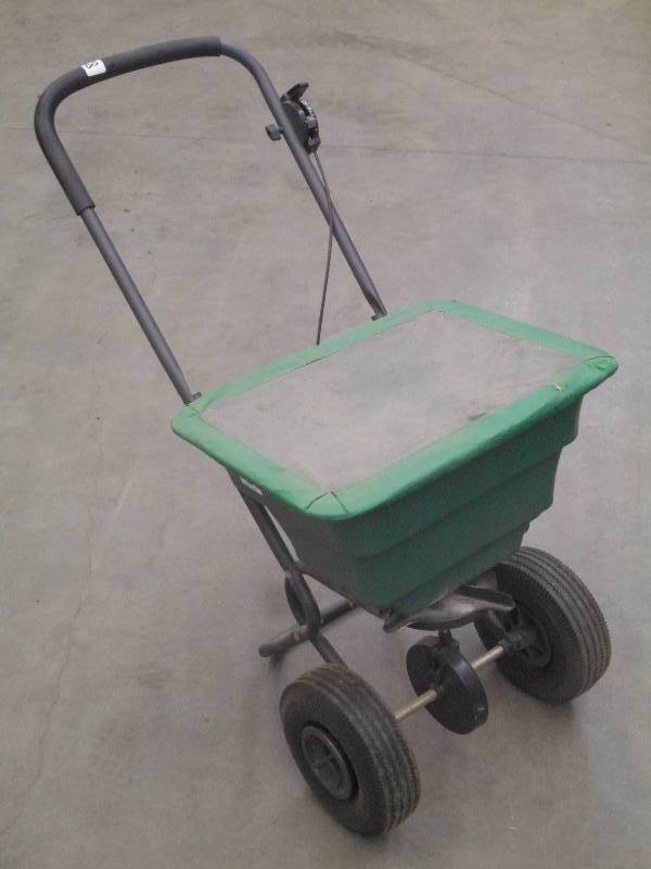 lot 85 image: Fertilizer Spreader With Hopper Cov...