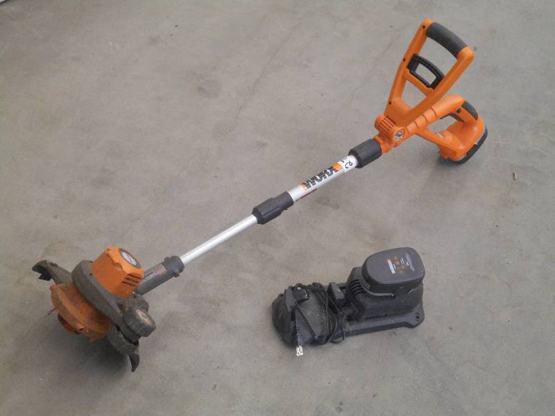 lot 27 image: Worx 18Volt Cordless TrimmerEdger ...