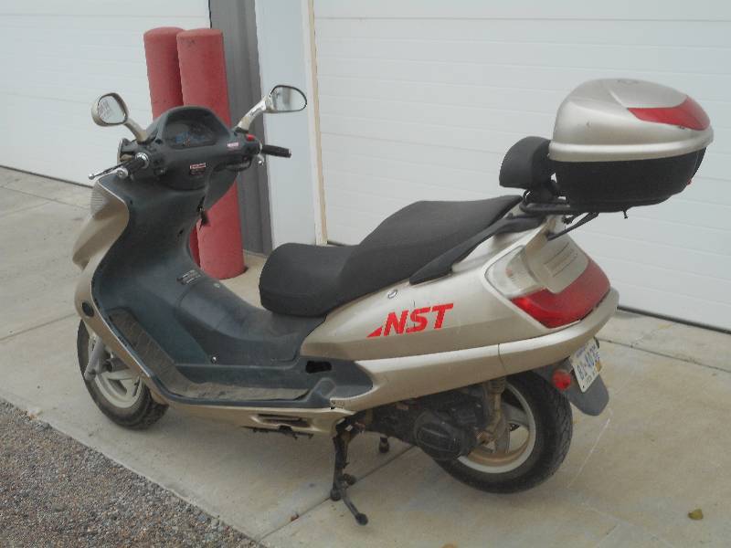 lot 1 image: 2006 Shanghai 150cc MopedScooter