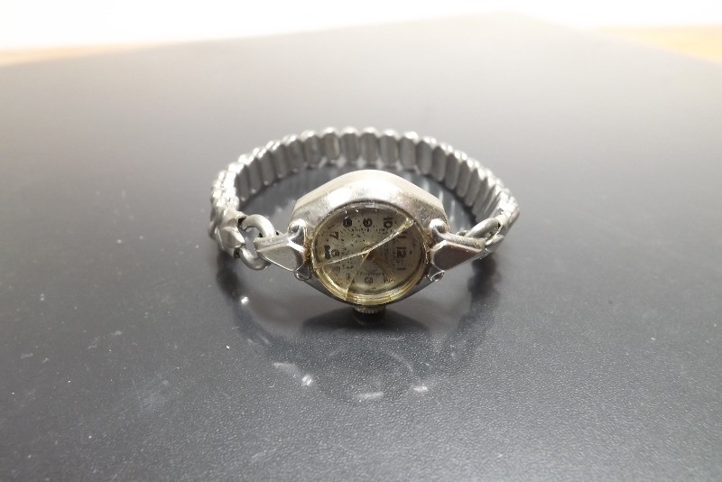 lot 11 image: 14K White Gold Bezel Womens Elgin Swiss Movement Watch