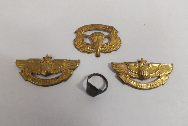 lot 17 image: Vintage Jr. Pilot, Paratrooper, G-Man Badges etc.