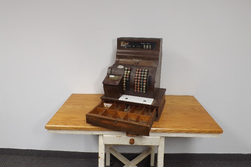 lot 4 image: Antique National Cash Register