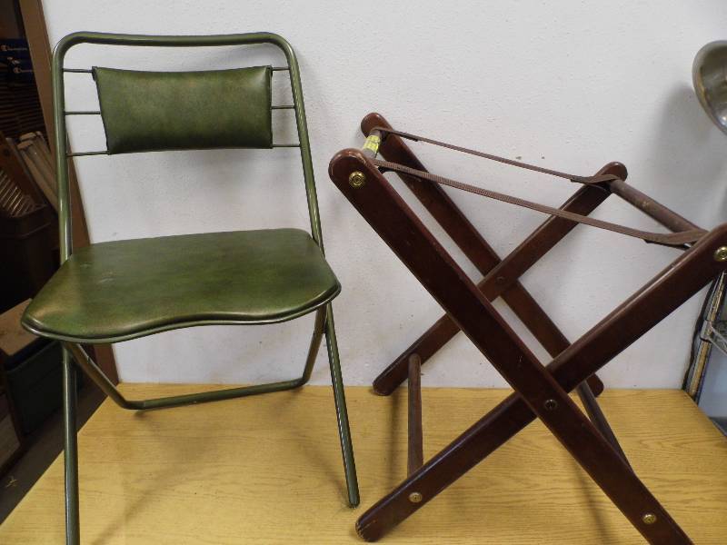 4 Folding Chairs Stand October 3 Consignment KBID