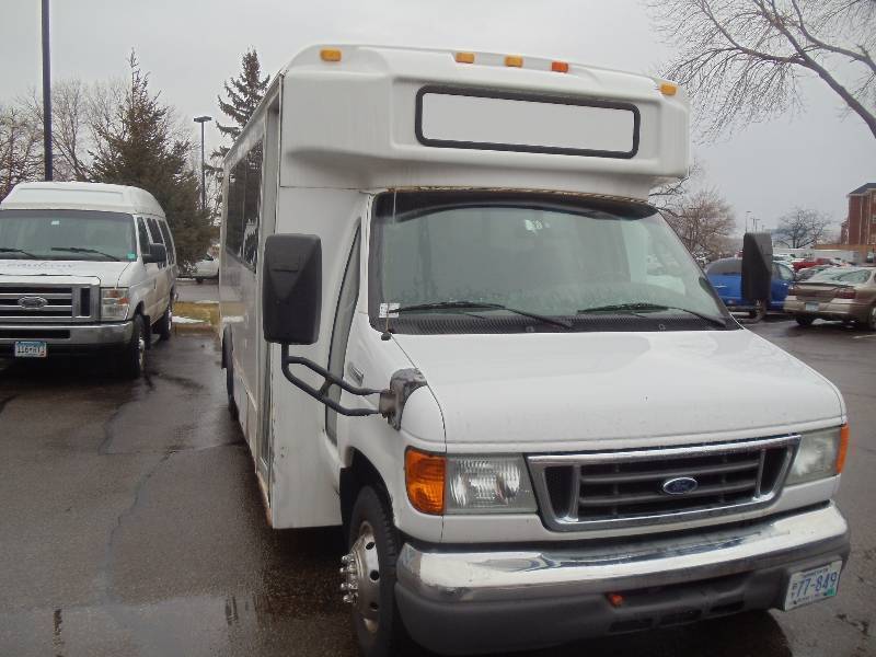 2006 GLAV E 450 passenger bus.